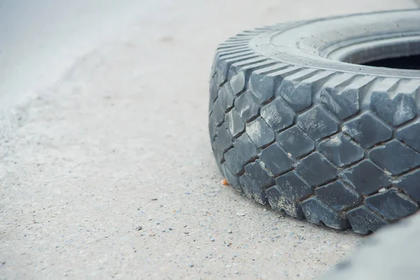 Tire Lies Ground Tread Old Wheel Lying Pavement Black Rubber — Stock Photo, Image