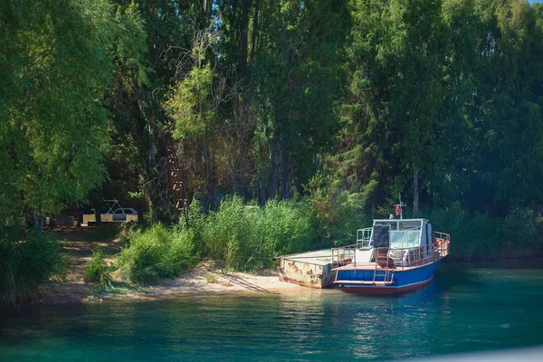 Grüne Bäume Blauer Himmel Und Teich Motorboot Steht Pier Blaue — Stockfoto
