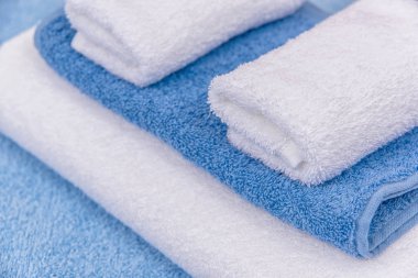 Pamuk havlu ve yatak çarşafları. Küme gök mavisi yatak çarşafları. Mavi çizgili desenli yastıklar. Havlu otel kompleksi için farklı boyutlarda. Doğal pamuk tekstil iç.