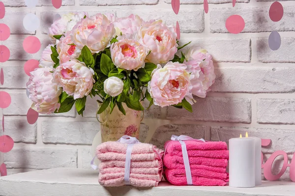 Rosa Frotté Handdukar För Gåva Vitt Tegel Vägg Och Blommor — Stockfoto