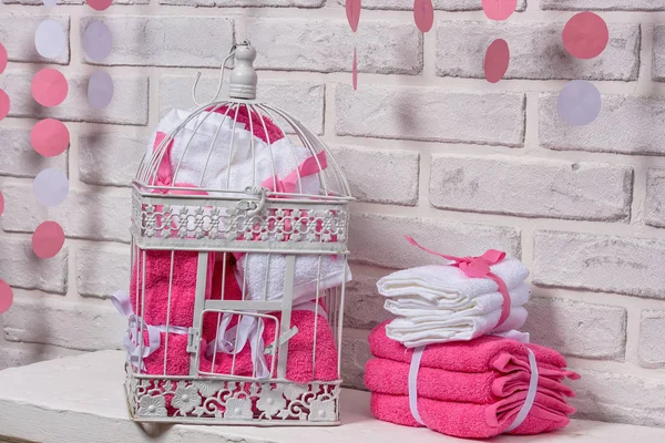 Weiße Handtücher Die Mit Einem Rosafarbenen Band Der Schleife Gebunden — Stockfoto