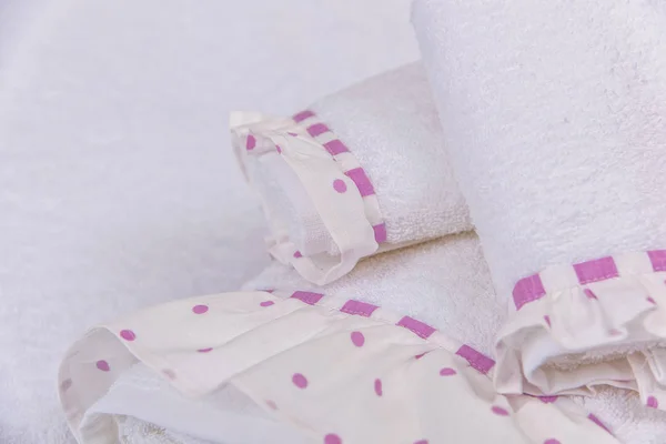 床单和棉质毛巾 一套白色的床单 有粉红色的杯子图案 白雪公主在床上简单 有褶边粉红色的特里毛巾 酒店和住宅用纺织品 — 图库照片