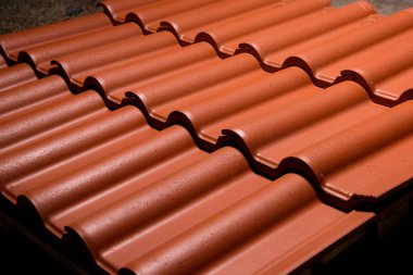 Evin çatısı kapsayacak şekilde kahverengi kiremit. Doku ve hücreleri döşemenin şeklinde. Güzel modern ve güvenilir çatı çatı için. Modern fayans örnekleri. Güvenilir ve sağlam çatı koruma eviniz için.