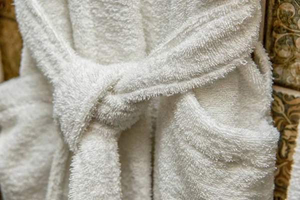 白色浴袍 适合家庭和酒店使用 浴袍华夫饼 浴衣柔和的奶油色 温暖柔软的纺织品 用优质棉制的礼服 浴室衣架上的男士浴袍 — 图库照片