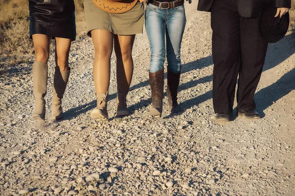 Mannelijke Vrouwelijke Benen Verschillende Kleding Schoenen Vintage Cowboy Laarzen Mensen — Stockfoto