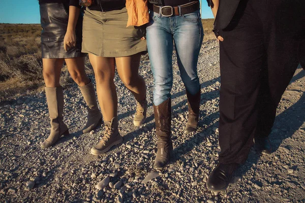 Férfi Női Lábak Különböző Ruhák Cipők Vintage Cowboy Csizma Emberek — Stock Fotó
