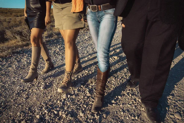 Férfi Női Lábak Különböző Ruhák Cipők Vintage Cowboy Csizma Emberek — Stock Fotó
