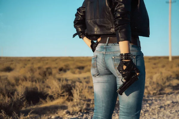 Девушка Кожаной Куртке Гангстер Пистолетом Кожаные Перчатки Черно Синие Джинсы — стоковое фото