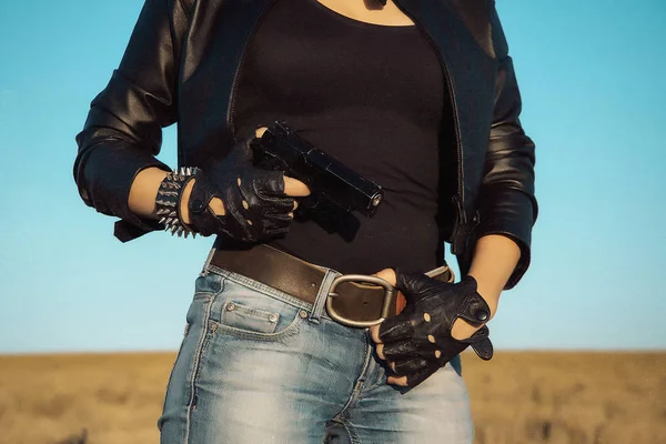 Dziewczyna Gangstera Kurtka Skórzana Pistoletu Rękawice Skórzane Czarne Niebieskie Dżinsy — Zdjęcie stockowe