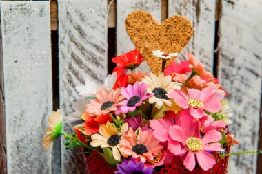 Takı Sevgililer günü için. Kalpler ve çiçekler. Arka plan gül ve kırmızı çiçek. Aşk tanrısı ve kalp dekoratif süsler. Festival kompozisyon. Aşıklar için bir hediye.