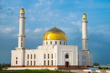 Beyaz Camii. Altın kubbesi ve hilal. Minare. Müslüman camiye Merkezi giriş kapısı. Cami günbatımı bir arka plan üzerinde. Gece manzara minare. Güzel mimari.