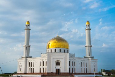Beyaz Camii. Altın kubbesi ve hilal. Minare. Müslüman camiye Merkezi giriş kapısı. Cami günbatımı bir arka plan üzerinde. Gece manzara minare. Güzel mimari.