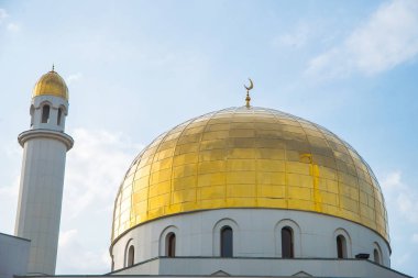 Beyaz Camii. Altın kubbesi ve hilal. Minare. Müslüman camiye Merkezi giriş kapısı. Cami günbatımı bir arka plan üzerinde. Gece manzara minare. Güzel mimari.