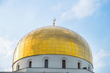 Beyaz Camii. Altın kubbesi ve hilal. Minare. Müslüman camiye Merkezi giriş kapısı. Cami günbatımı bir arka plan üzerinde. Gece manzara minare. Güzel mimari.