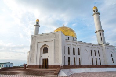 Beyaz Camii. Altın kubbesi ve hilal. Minare. Müslüman camiye Merkezi giriş kapısı. Cami günbatımı bir arka plan üzerinde. Gece manzara minare. Güzel mimari.