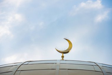 Beyaz Camii. Altın kubbesi ve hilal. Minare. Müslüman camiye Merkezi giriş kapısı. Cami günbatımı bir arka plan üzerinde. Gece manzara minare. Güzel mimari.