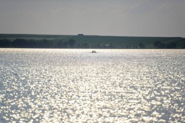 Kayık insanlar. Gölün ortasındaki bir kano eğitim iki kişi eşleyin. Bir kayık bulutlu havalarda kullanıyormuş. Spor dinlenme. Çift kürek. Kano erkekler.