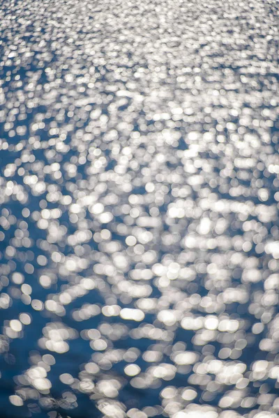 Wasser Plätschert Der Lichtschimmer Auf Dem Wasser Silbergraues Und Blaues — Stockfoto