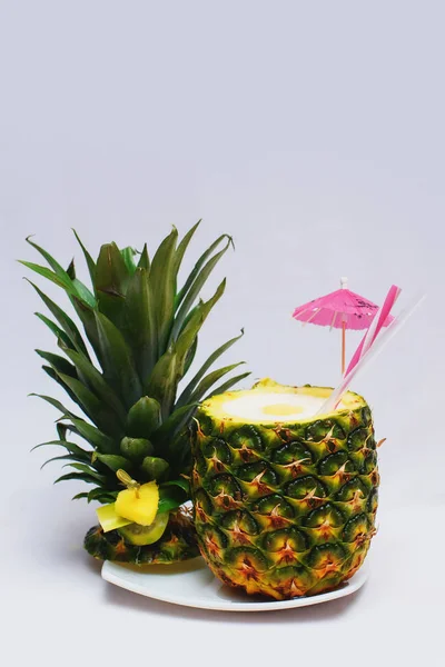 Exquisites Dessert Aus Ananas Ananascocktail Exotische Früchte Mit Einem Cocktailschirm — Stockfoto