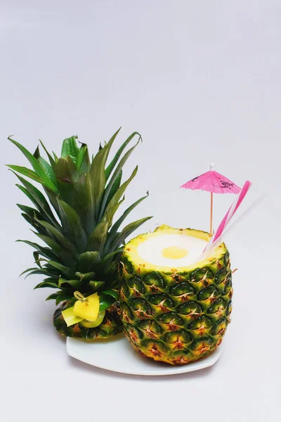 Exquisite Dessert Pineapple Pineapple Cocktail Exotic Fruit Decorated Cocktail Umbrella — Stock Photo, Image