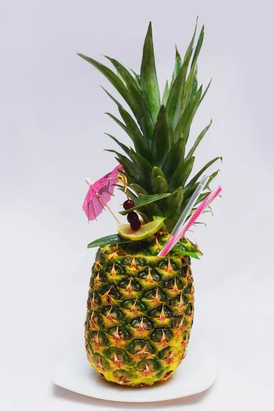 Utsökt Dessert Från Ananas Ananas Cocktail Exotisk Frukt Inredda Med — Stockfoto