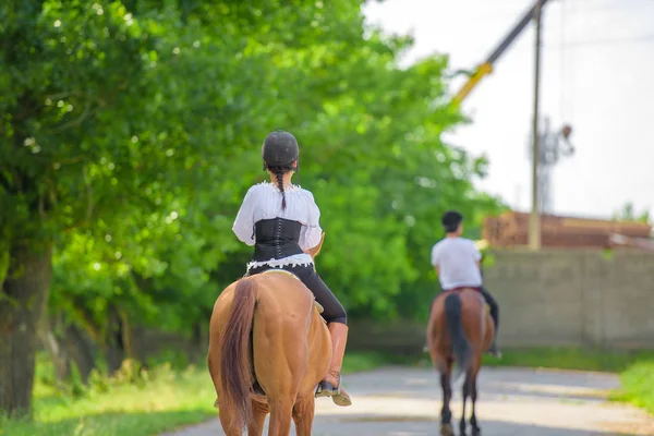 馬のサドルでライダー レース用機材を属性します 特別なブーツは 乗馬スポーツのための手袋 女の子と男の子のレース前に馬に乗って 美しいサドル 馬をサドルします ヘルメット — ストック写真