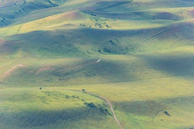 Yüksek dağlar. Engebeli yüzey. Dağ manzarası. Bitki örtüsü dağ yamaçlarında. Kuş bakışı. Engebeli arazi.