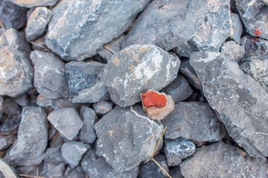 Dağ manzarası. Taş dokusu. Engebeli arazi. Renkli taşlar. Taş zarar görmüş. Dağ taş keskin parçalanmak.