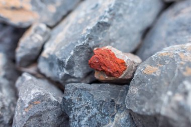 Dağ manzarası. Taş dokusu. Engebeli arazi. Renkli taşlar. Taş zarar görmüş. Dağ taş keskin parçalanmak.