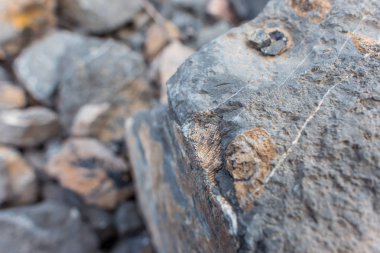 Dağ manzarası. Taş dokusu. Engebeli arazi. Renkli taşlar. Taş zarar görmüş. Dağ taş keskin parçalanmak.