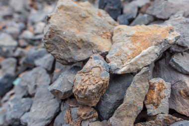 Dağ manzarası. Taş dokusu. Engebeli arazi. Renkli taşlar. Taş zarar görmüş. Dağ taş keskin parçalanmak.