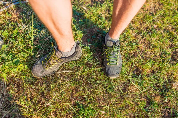 Las Piernas Del Hombre Hierba Las Extremidades Hombre Zapatillas Grises — Foto de Stock