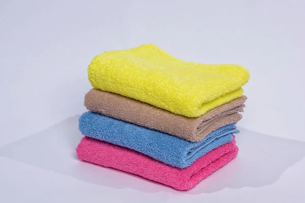 Wohnkultur Farbige Handtücher Gestapelt Gewebestruktur Helle Handtücher Auf Weißem Hintergrund — Stockfoto
