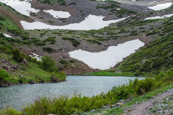 Garganta Montaña Lago Azul Las Montañas Cielo Nublado Pistas Nieve — Foto de Stock
