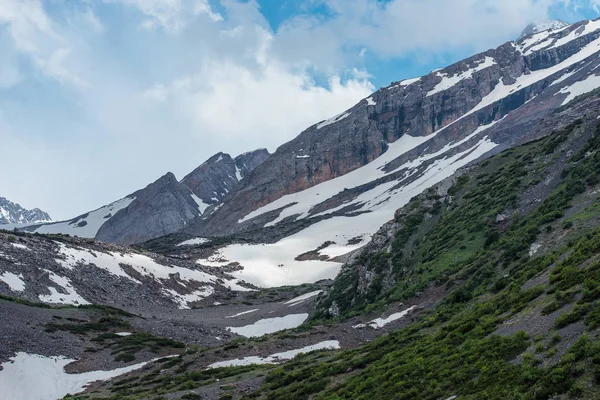 Montañas Altas Cielo Nublado Pistas Montaña Cubiertas Nieve Cordillera Terreno — Foto de Stock