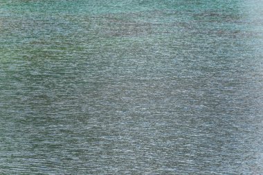 Mavi göl Kazakistan dağlarında. Şeffaf su bir dağ gölü. Baraj gölünün yüzeyinde ripples. İçme suyu. Dağların göl. Su doku.