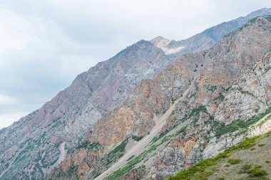 Karla kaplı dağlar. Mavi gökyüzü ile kalın bulutlar. Rocky Dağları doruklarına. Kazakistan dağ manzarası. Tepe Sairam-Su. Dağlarda hiking. Ugamsky dağ.