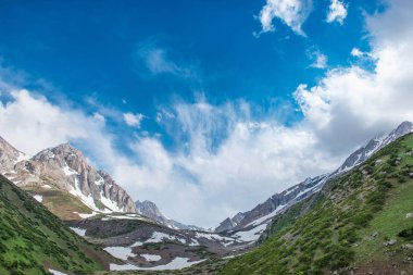 Dağ gorge. Rocky Dağları doruklarına. Bulutlu hava dağlarda. Kazakistan turistik. Dağ manzarası. Karla kaplı dağ yamaçlarında.