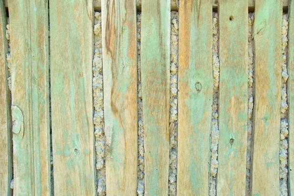 木製のフェンスは 緑のペンキと塗られます ツリー構造のぼろぼろ表面 木製のフェンス 生垣です 木質の図面 — ストック写真