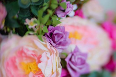 Dekoratif Çiçek demetleri. Pembe, mor, beyaz çiçekler. Yapay çiçek iç için. Yapay çiçeklerle dekorasyon. Floristik.