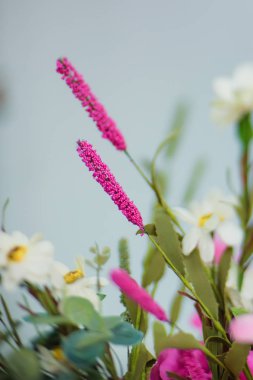 Dekoratif Çiçek demetleri. Pembe, mor, beyaz çiçekler. Yapay çiçek iç için. Yapay çiçeklerle dekorasyon. Floristik.