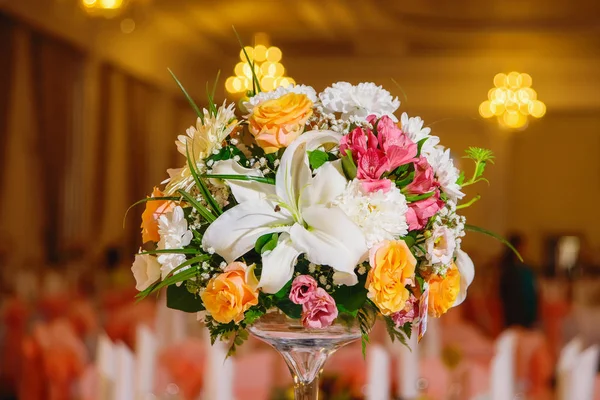 Bouquet Sposa Mazzo Damigelle Onore Fiori Multicolori Sono Piegati Una — Foto Stock