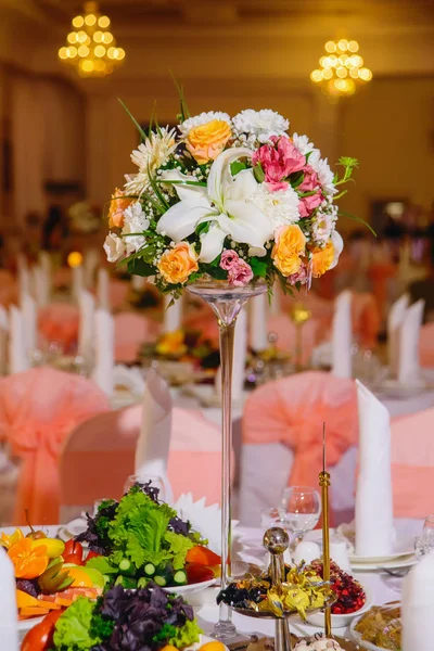 Bruids Boeket Bruidsmeisje Boeket Veelkleurige Bloemen Worden Gevouwen Een Mooie — Stockfoto