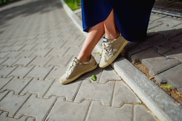 Patas Mujer Zapatillas Grises Chica Está Acera Camino Está Bordeado — Foto de Stock