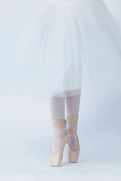 Дівчинка Стоїть Витягнутих Ногах Затуплених Взутті Дитина Білій Сукні Танців — стокове фото