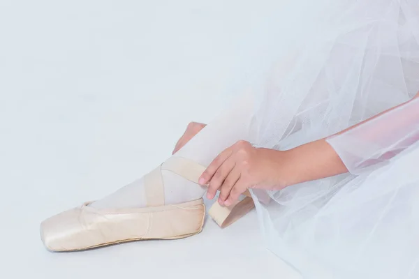 Ноги Контингенті Дівчина Сидить Зав Язує Взуття Підготовка Уроку Дитина — стокове фото
