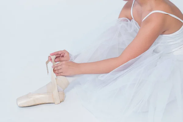 Ноги Контингенті Дівчина Сидить Зав Язує Взуття Підготовка Уроку Дитина — стокове фото
