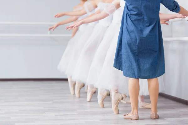 Ноги Контингенті Вправи Балетній Школі Заняття Балетом Група Дівчат Стояли — стокове фото