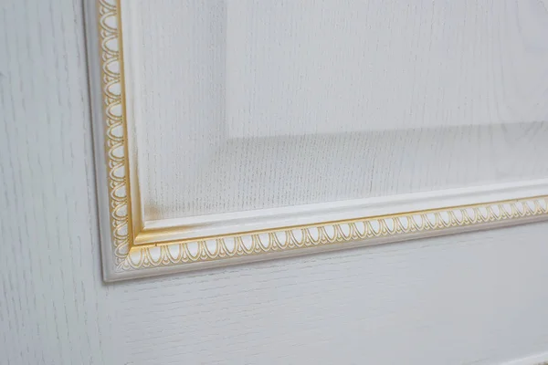 门漆成白色 门上的黄金装饰品 木材纹理 房间间的门 铁门铰链 青铜色的门把手 — 图库照片