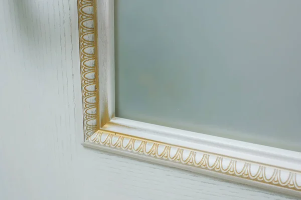 门漆成白色 门上的黄金装饰品 木材纹理 房间间的门 铁门铰链 青铜色的门把手 — 图库照片